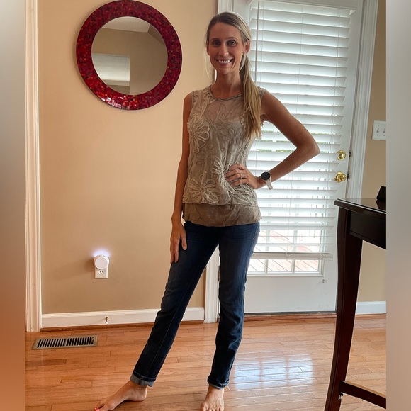 $13 ❌ SEND OFFER ❌ Tensione In Mesh / Floral Overlay Dressy Tank - Picture 3 of 10